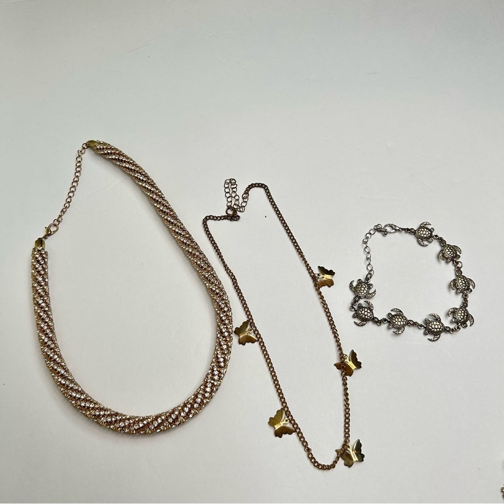 Necklace and‎ bracelet bundle